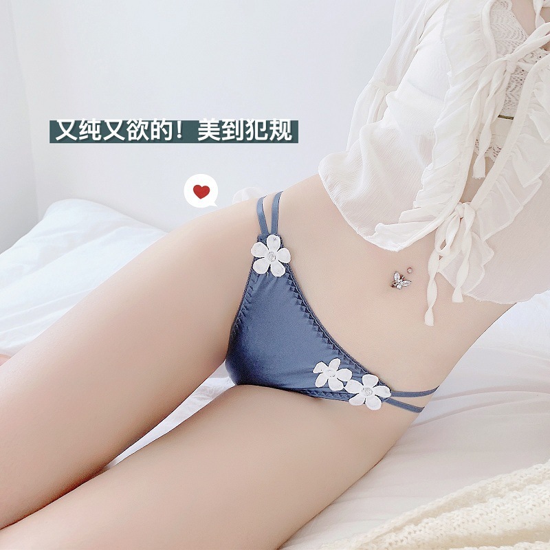 Một cái nĩa cao cấp với những cái quần ngắn, những cái kẹp và những sợi vải bông, những bông và những sợi vải.