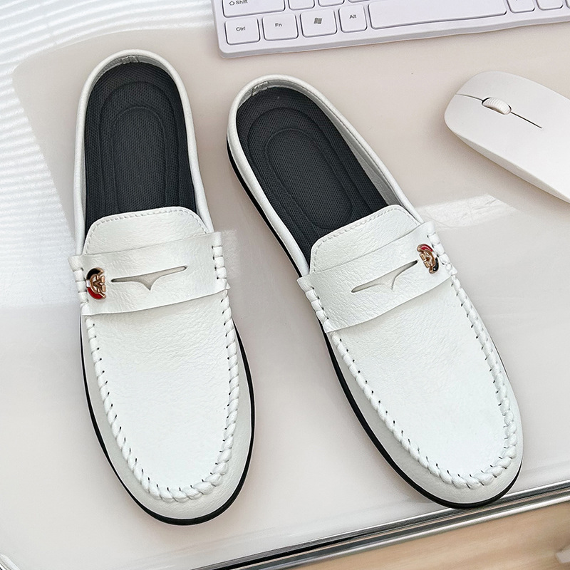 Men's bean-shoes are full of slugs.