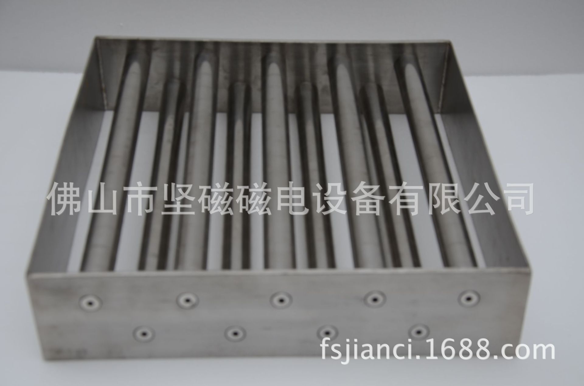 Fukuyama is robustly magnetic; it is supplied in large quantities with permanent magnetic rods, magnets, strong magnetic plates, iron boxes, magnetic rollers.