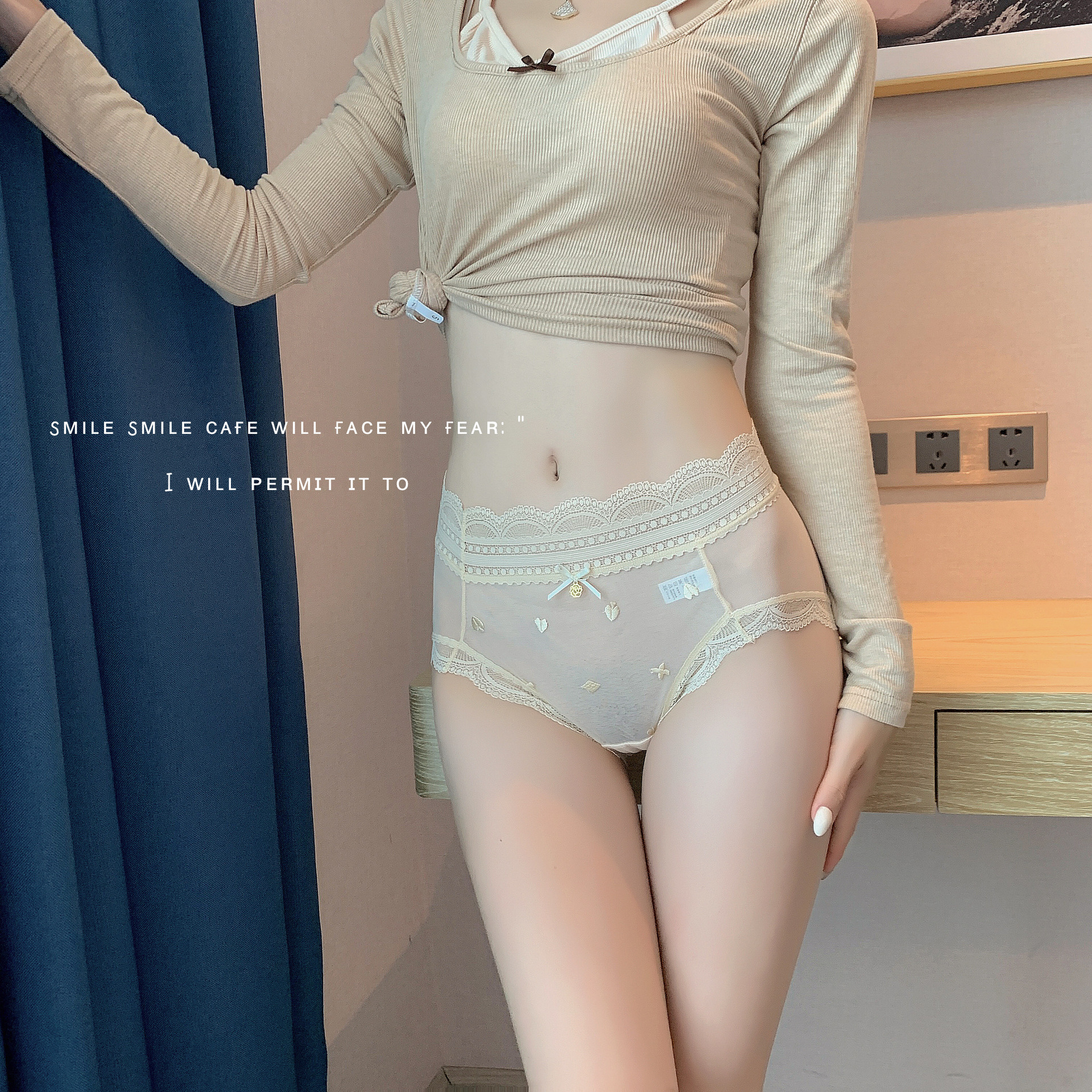 Tôi là một cô gái nhỏ dễ thương với quần lót đăng ten.