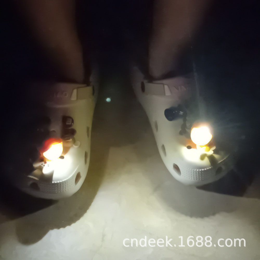 Đèn pha cho những đôi giày kiểu Crochole, được trang trí bằng đèn hoa, cảnh báo cắm trại.