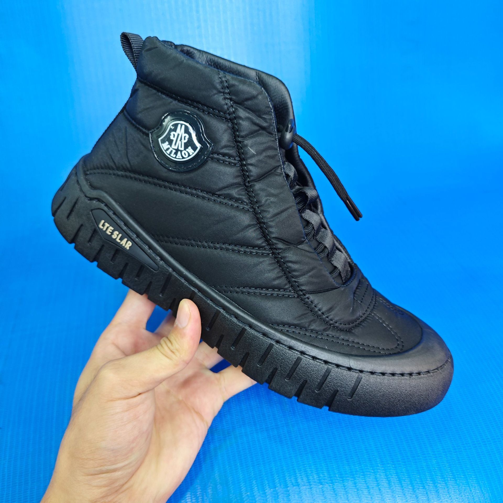 In the fall and winter of 2023, the high-tech fashion and leisure movement added cotton velvet male shoes to the Korean tablet.