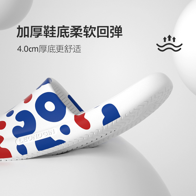 Người phụ nữ giày màu cam không bốc mùi trong nhà.