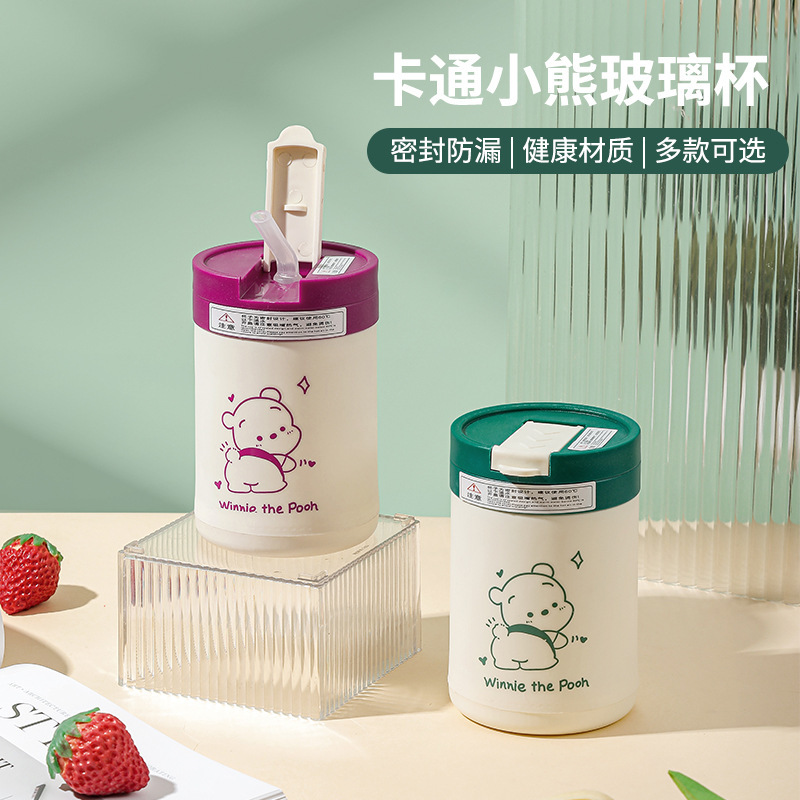 Cốc kem, ly cà phê nóng cho đàn ông và phụ nữ.