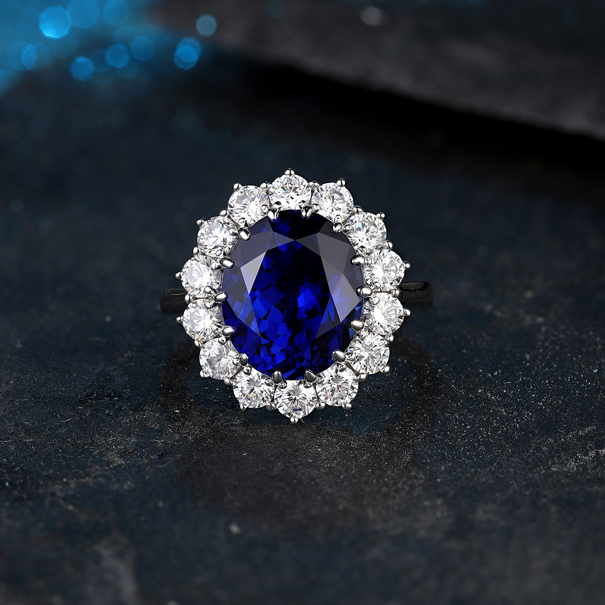 The factory sells the Royal Blue-bred sapphire ring, an elliptical egghead ring, 7 carats of stone 925 silver.