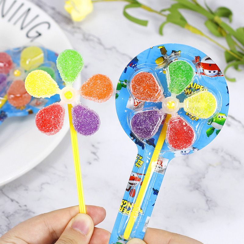 Hoa huệ gạo vàng, một chiếc xe 5 chân, một thanh kẹo với kẹo và hoạt hình.