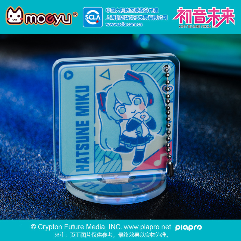 Moeyu, một miku dễ thương đứng cạnh series CD trong tương lai Akley