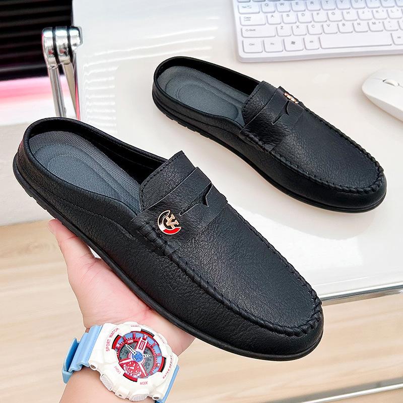Men's bean-shoes are full of slugs.