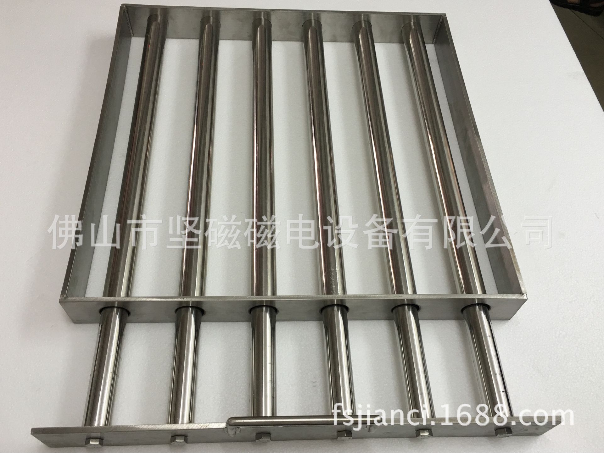 Fukuyama is robustly magnetic; it is supplied in large quantities with permanent magnetic rods, magnets, strong magnetic plates, iron boxes, magnetic rollers.