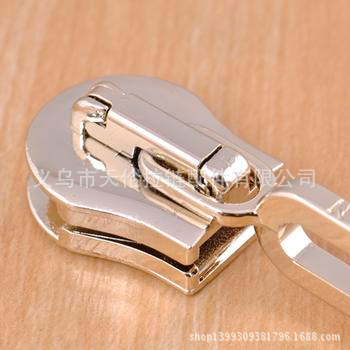 The manufacturer sells the eight metal zipper, a long chain with roller beads.