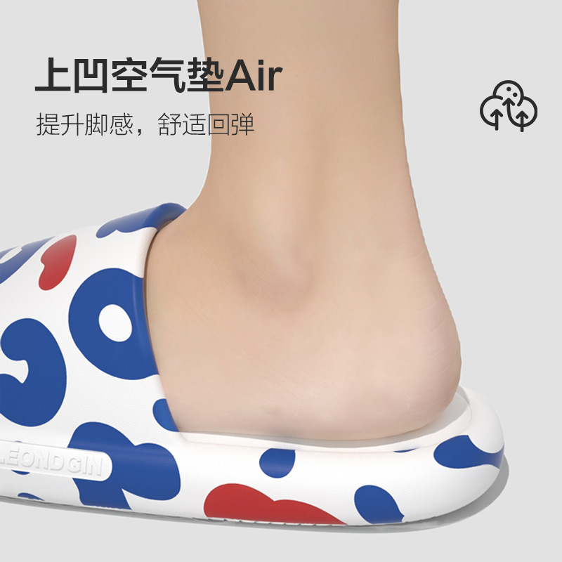 Người phụ nữ giày màu cam không bốc mùi trong nhà.