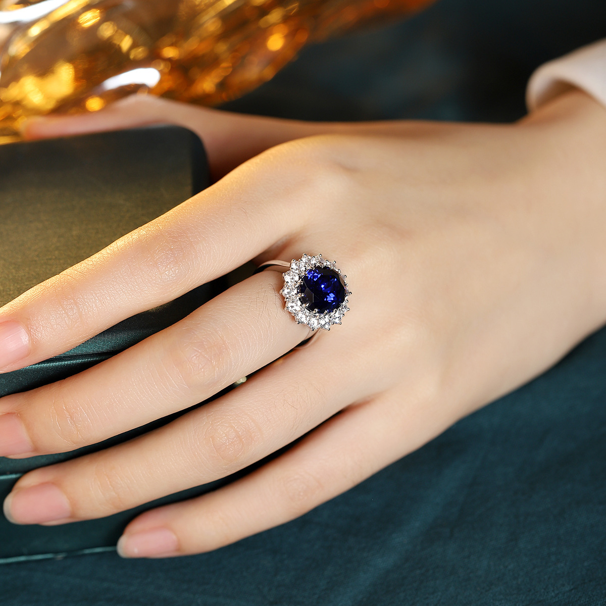 The factory sells the Royal Blue-bred sapphire ring, an elliptical egghead ring, 7 carats of stone 925 silver.