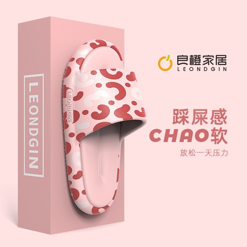 Người phụ nữ giày màu cam không bốc mùi trong nhà.