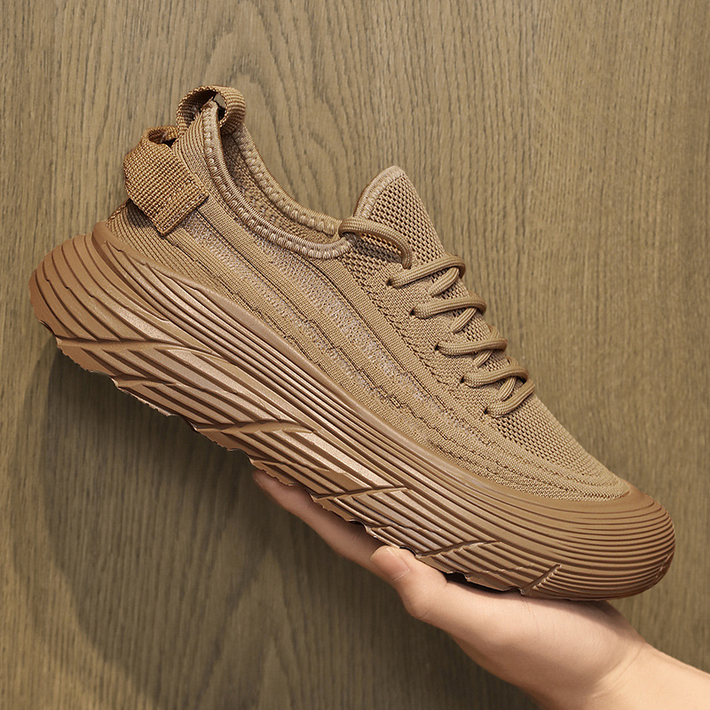 2024 new recreational sports shoes for a man with a thick foot and a crochet through the net.