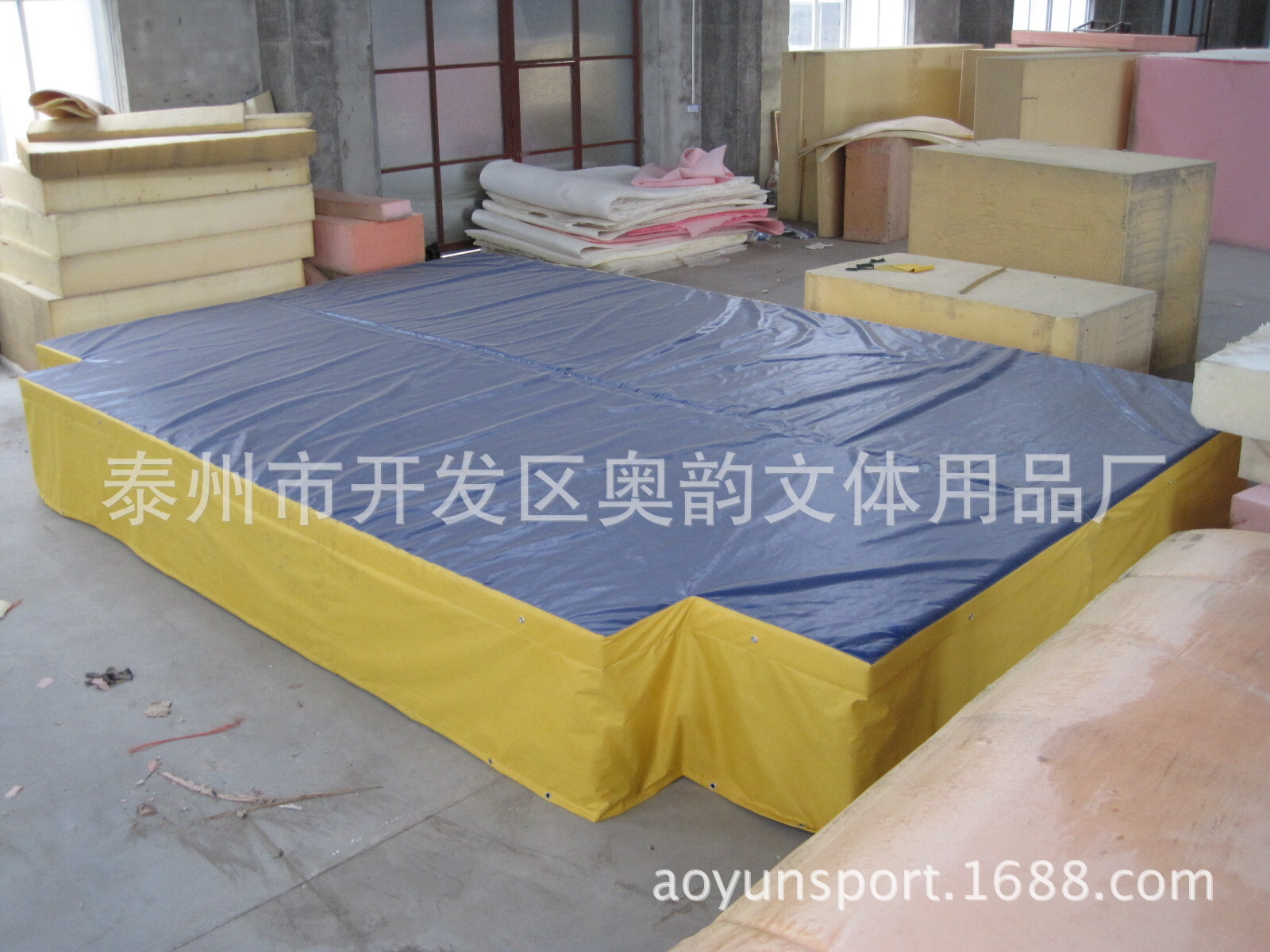 Thiết bị thể thao trường học nhảy xuống thảm cao, bọt biển cao nhảy xuống thảm cao.