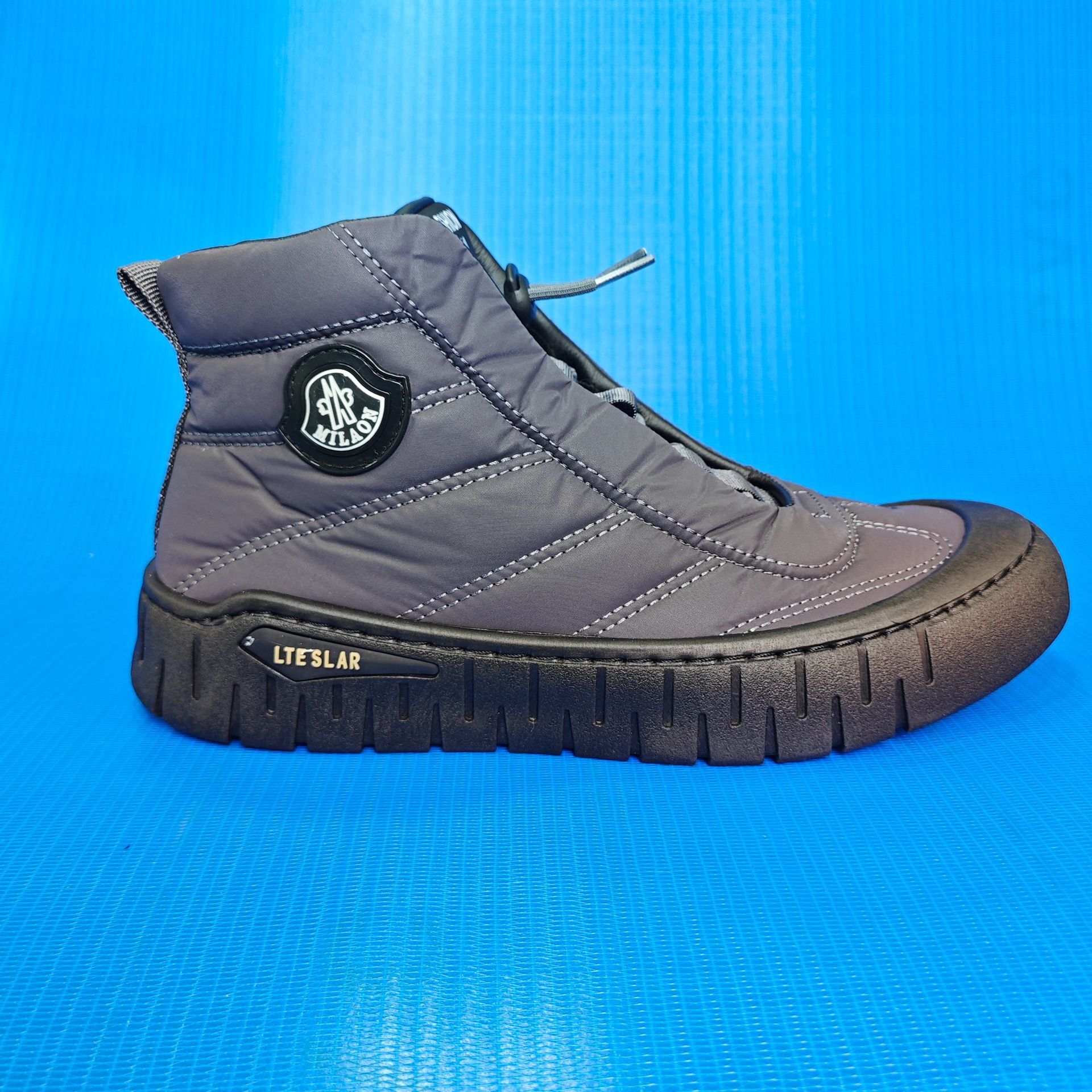 In the fall and winter of 2023, the high-tech fashion and leisure movement added cotton velvet male shoes to the Korean tablet.