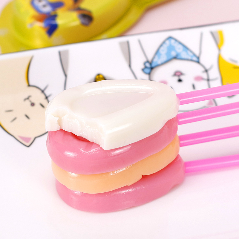 30 đứa trẻ ăn phô mai với bánh kem vàng, sữa tươi và kẹo ngọt tươi với một cái bao kẹo nhỏ