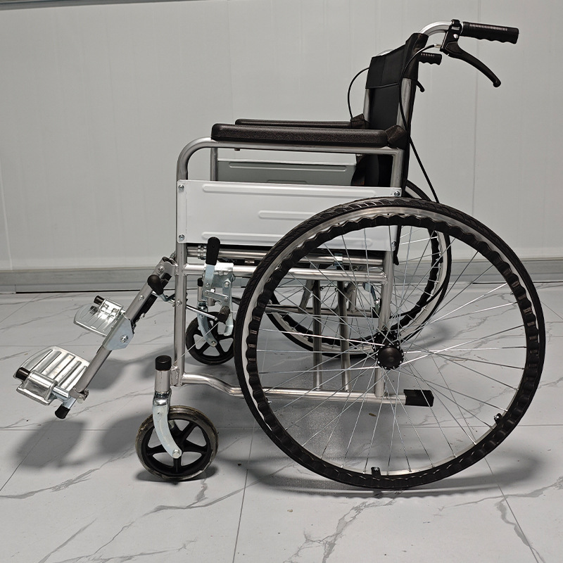 Hand-held wheelchairs can be folded by the factory ' s roller-and-roller for the elderly with the disability