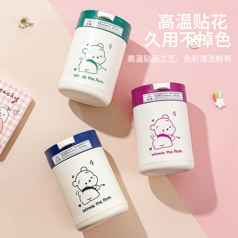 Cốc kem, ly cà phê nóng cho đàn ông và phụ nữ.