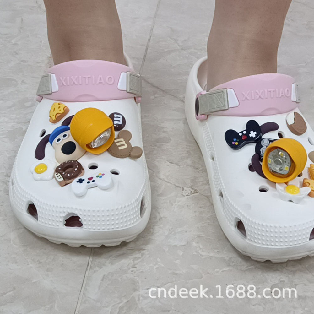 Đèn pha cho những đôi giày kiểu Crochole, được trang trí bằng đèn hoa, cảnh báo cắm trại.