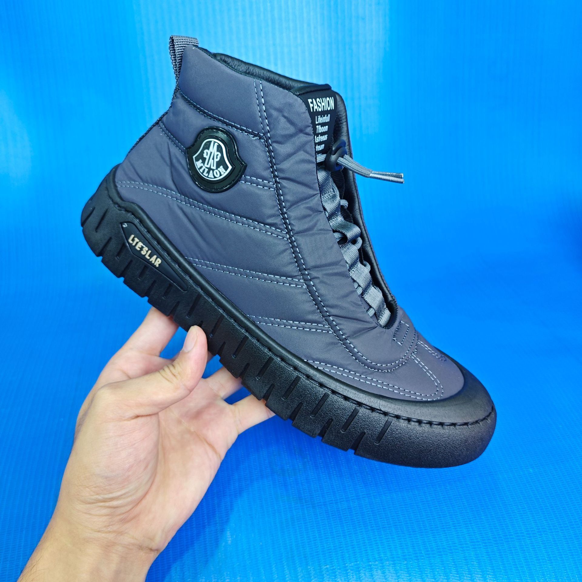 In the fall and winter of 2023, the high-tech fashion and leisure movement added cotton velvet male shoes to the Korean tablet.