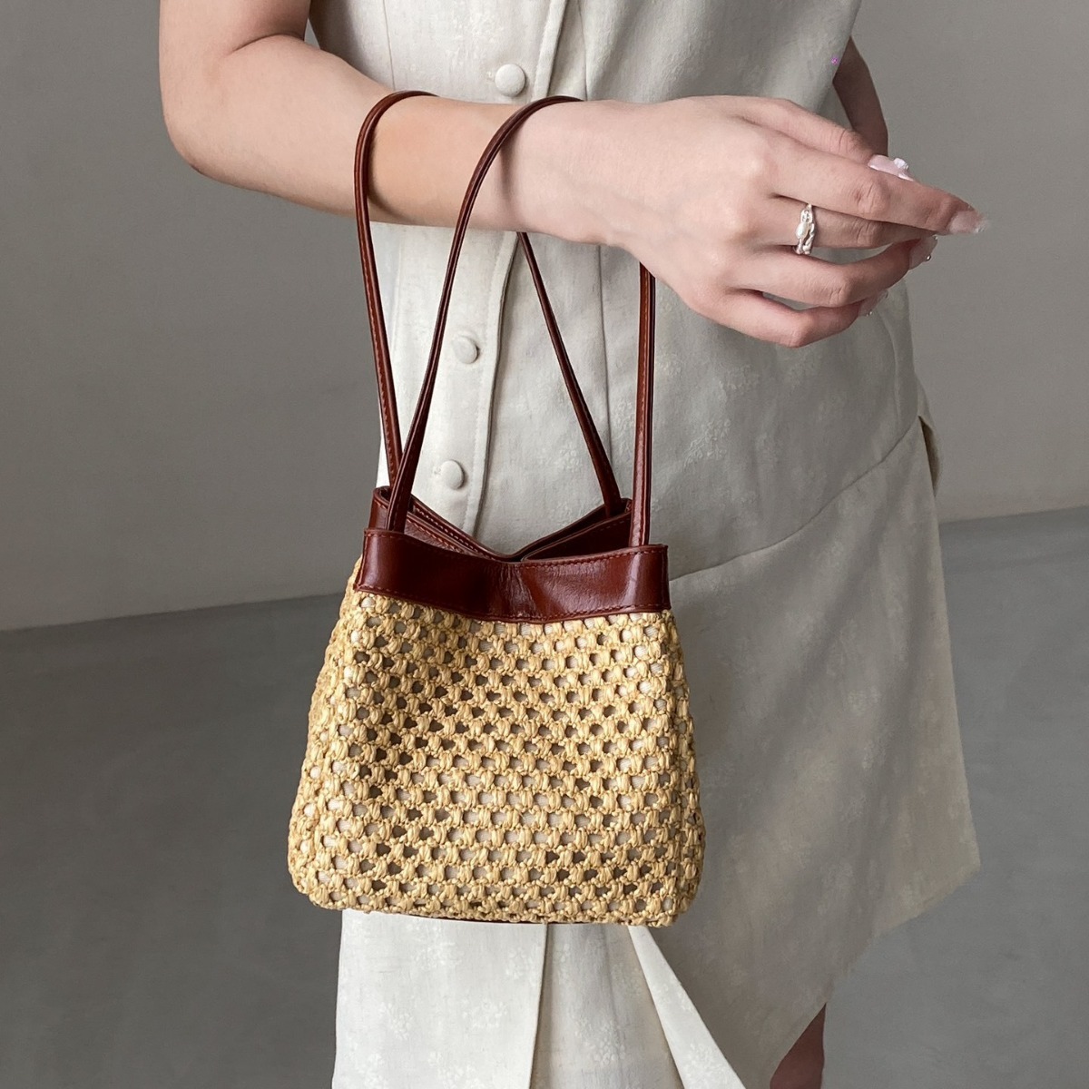 Small hand-made knitting bag, leather bag, 2024 new high-key handbag, one-shoulder-slashed bag.