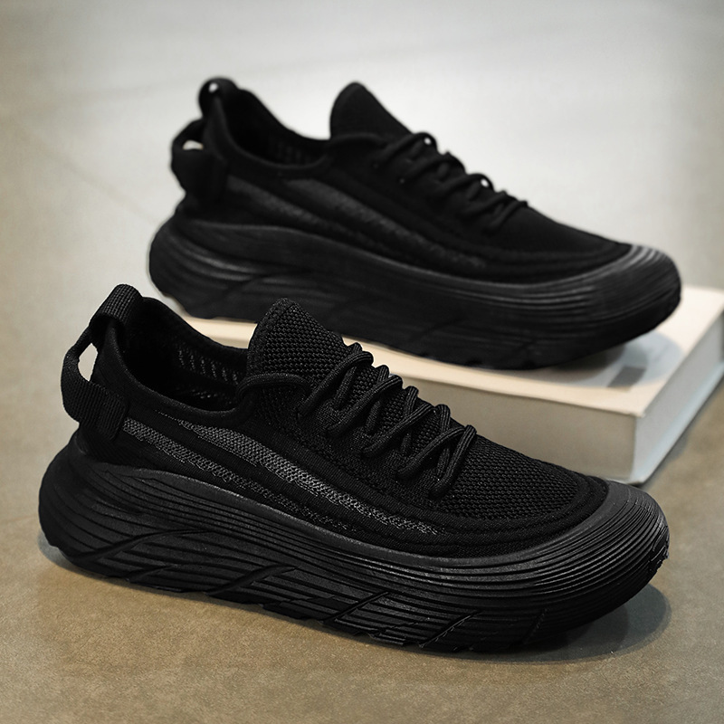 2024 new recreational sports shoes for a man with a thick foot and a crochet through the net.
