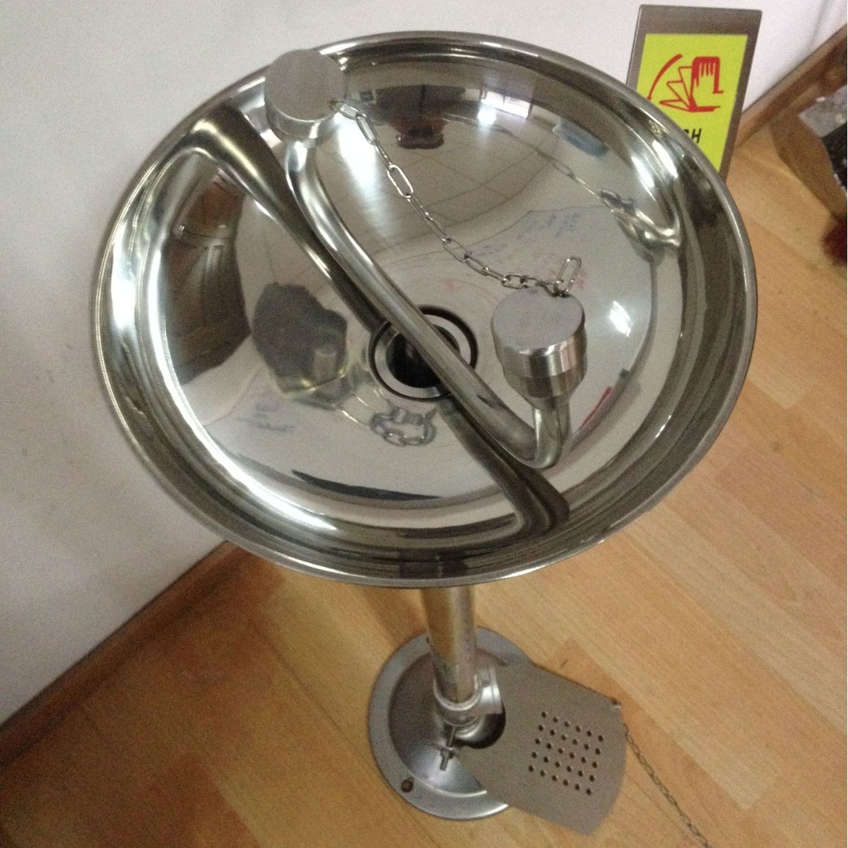 The factory supplies stainless steel stand-up eyewashers, single-mouth eyewashers, walled eyewashers, spray eyewashers.