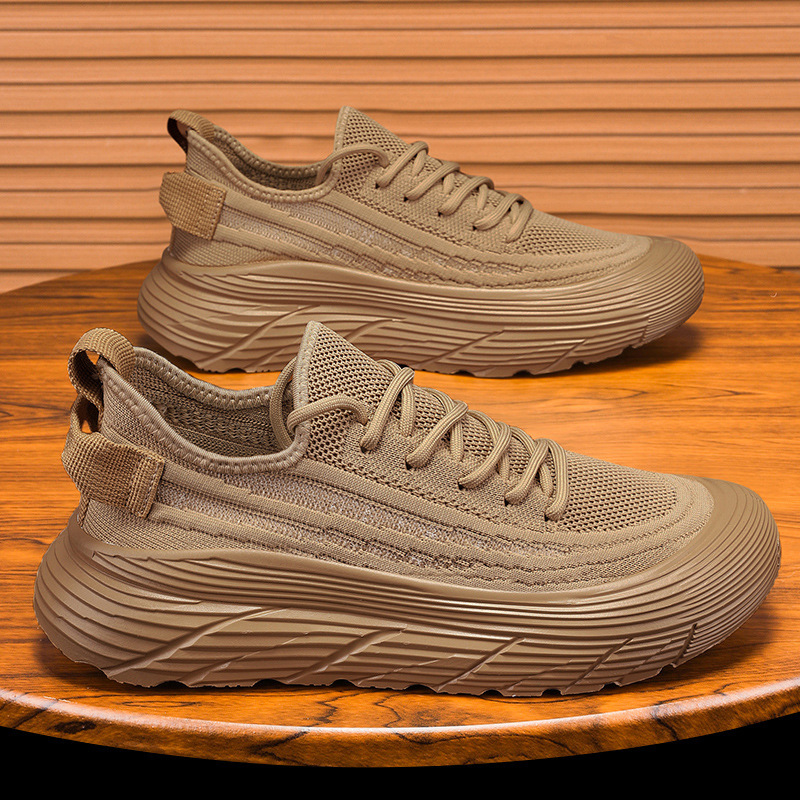 2024 new recreational sports shoes for a man with a thick foot and a crochet through the net.