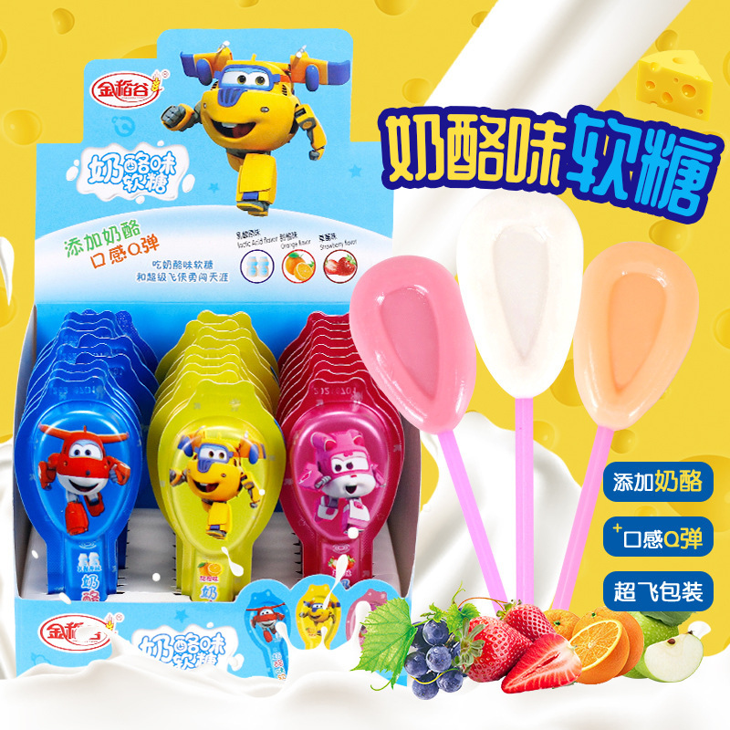 30 đứa trẻ ăn phô mai với bánh kem vàng, sữa tươi và kẹo ngọt tươi với một cái bao kẹo nhỏ