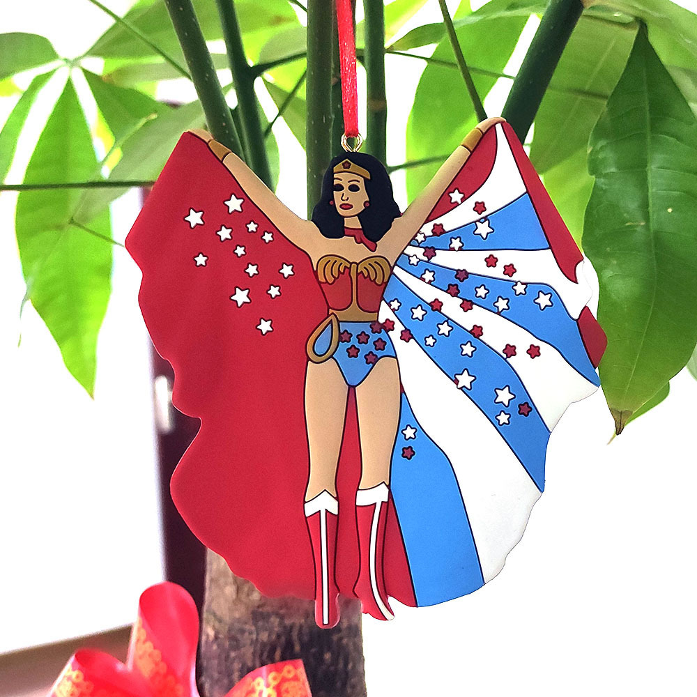 Phim trò chơi Giáng sinh năm 2022 của Amazon "The Wonder Woman" đang treo trên cây thông Noel.