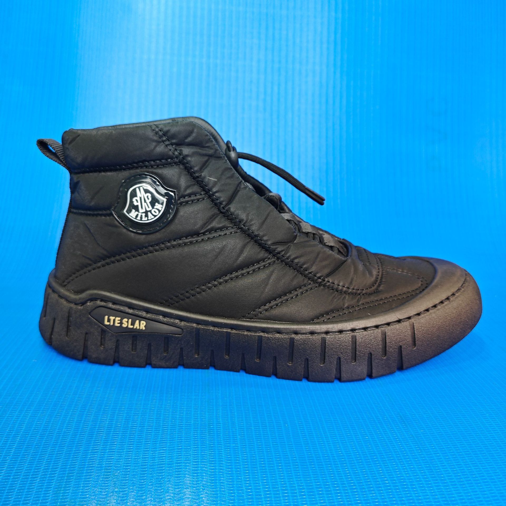In the fall and winter of 2023, the high-tech fashion and leisure movement added cotton velvet male shoes to the Korean tablet.