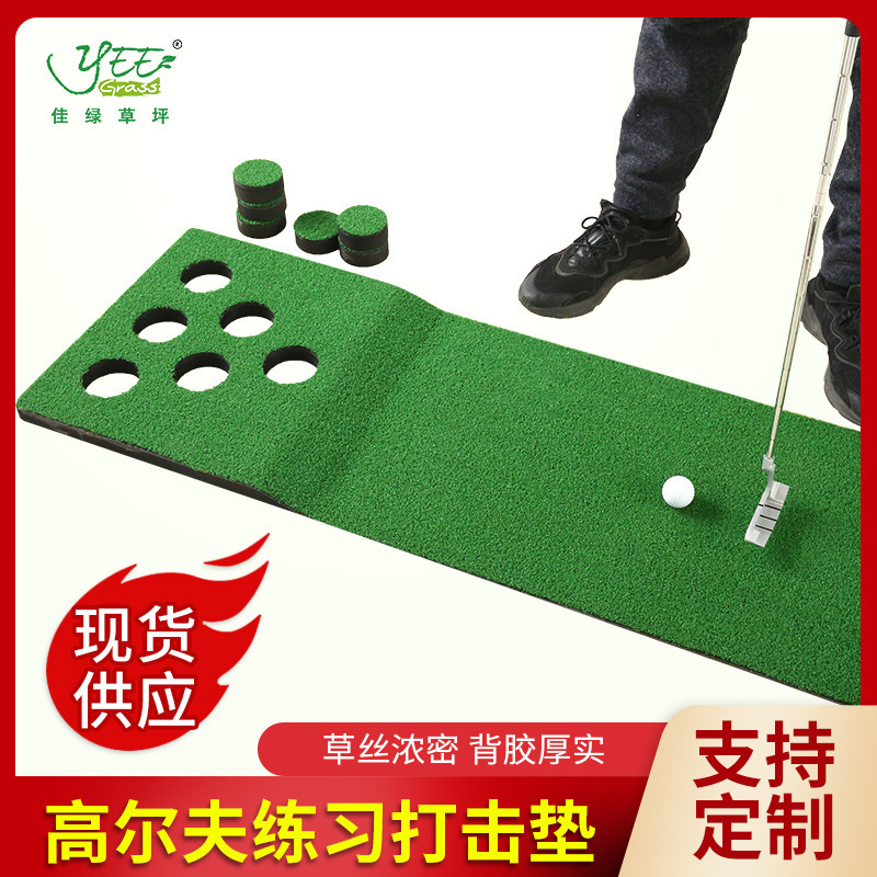 Nông dân đánh golf trên bãi cỏ và ra khỏi bãi cỏ.