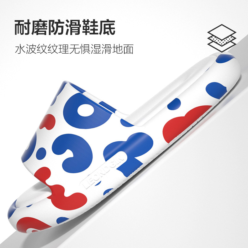 Người phụ nữ giày màu cam không bốc mùi trong nhà.