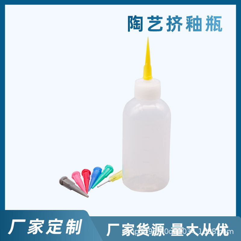 A pottery squeezing bottle of mud, a drawing bottle of mud squeezing mud, creatively decorated DIY tool