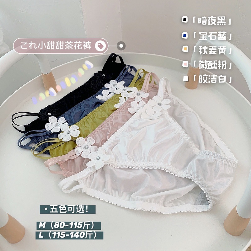 Một cái nĩa cao cấp với những cái quần ngắn, những cái kẹp và những sợi vải bông, những bông và những sợi vải.