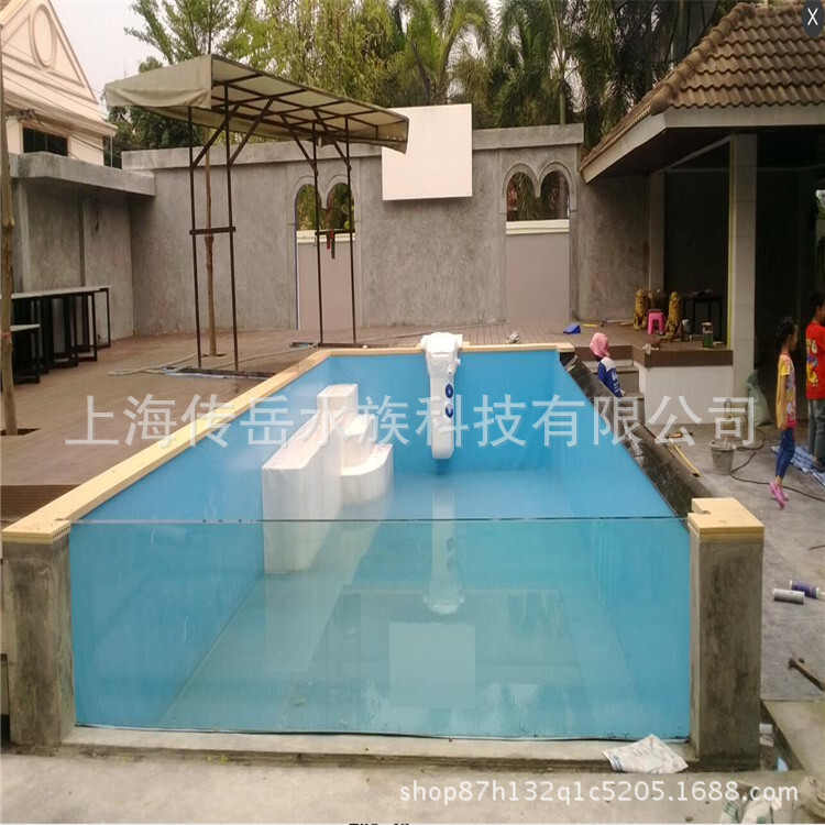 Nhà sản xuất thích nghi với dự án bơi lội của bố mẹ Akley.