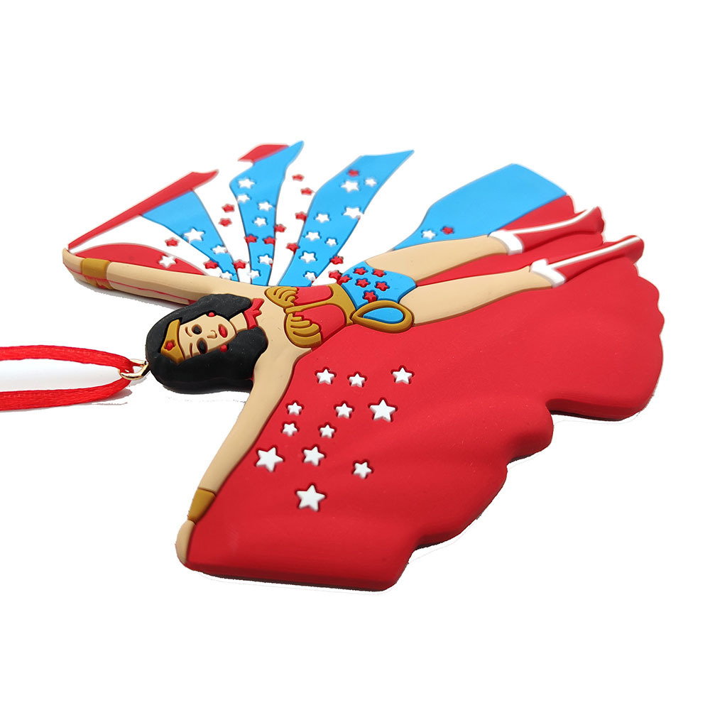 Phim trò chơi Giáng sinh năm 2022 của Amazon "The Wonder Woman" đang treo trên cây thông Noel.