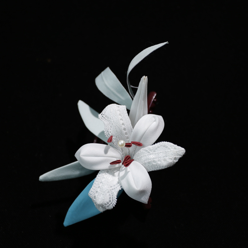 The back of the head grabs the high-end fragrance lilies, the hair clips, the hand-carrying bride-headed shark. Fish clips.