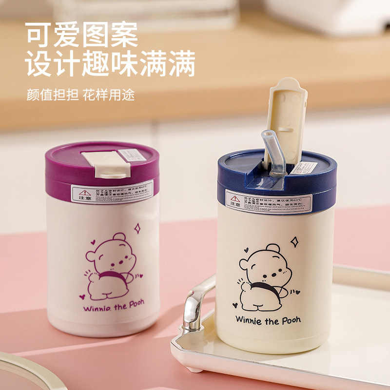 Cốc kem, ly cà phê nóng cho đàn ông và phụ nữ.