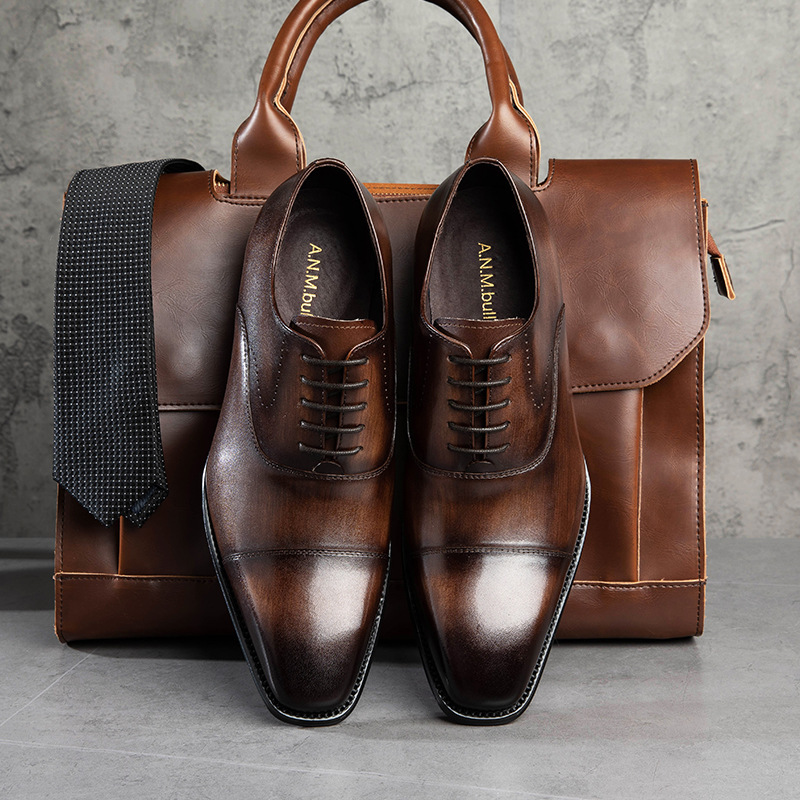 The man with the shoes, the man with the leather, the summer leisure business, is wearing a head-covered bullskin, the father with the high-end British wind.