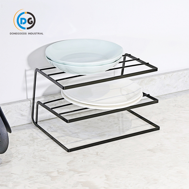 Nhà bếp được sắp xếp ngăn tủ với những điều huyền bí kéo dài, bàn sắt nguyên chất.