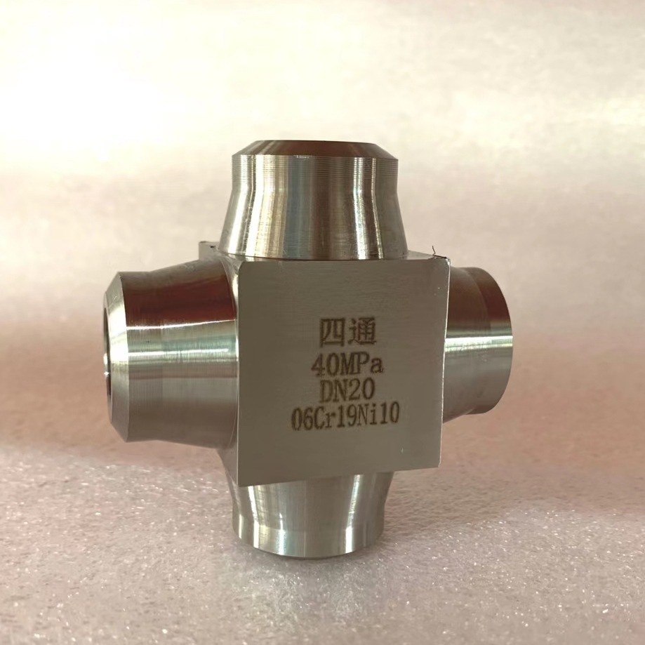 YADLOK Ardin stainless steel has four weldings/plugged weldings at four connections.