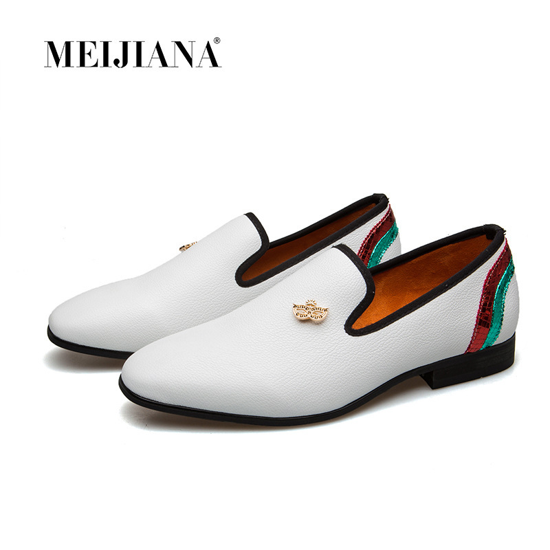 In the fall and winter, the new Korean-style fashion-headed soft-skinned man rose by the breath of a young man in his leisure business shoes.