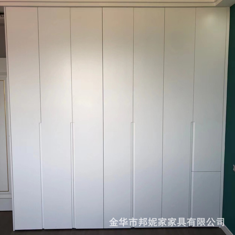 The entire closet door is customised by modern, simple, multi-layered paint.