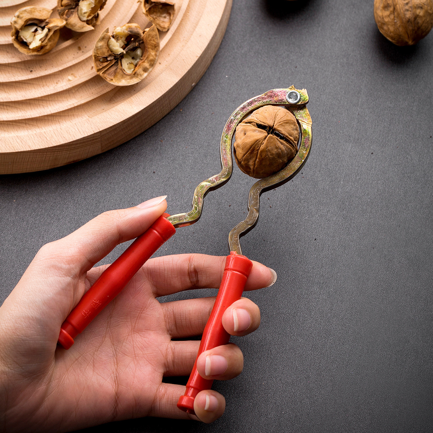 Công cụ hạt óc chó quả óc chó có nhiều mục đích.