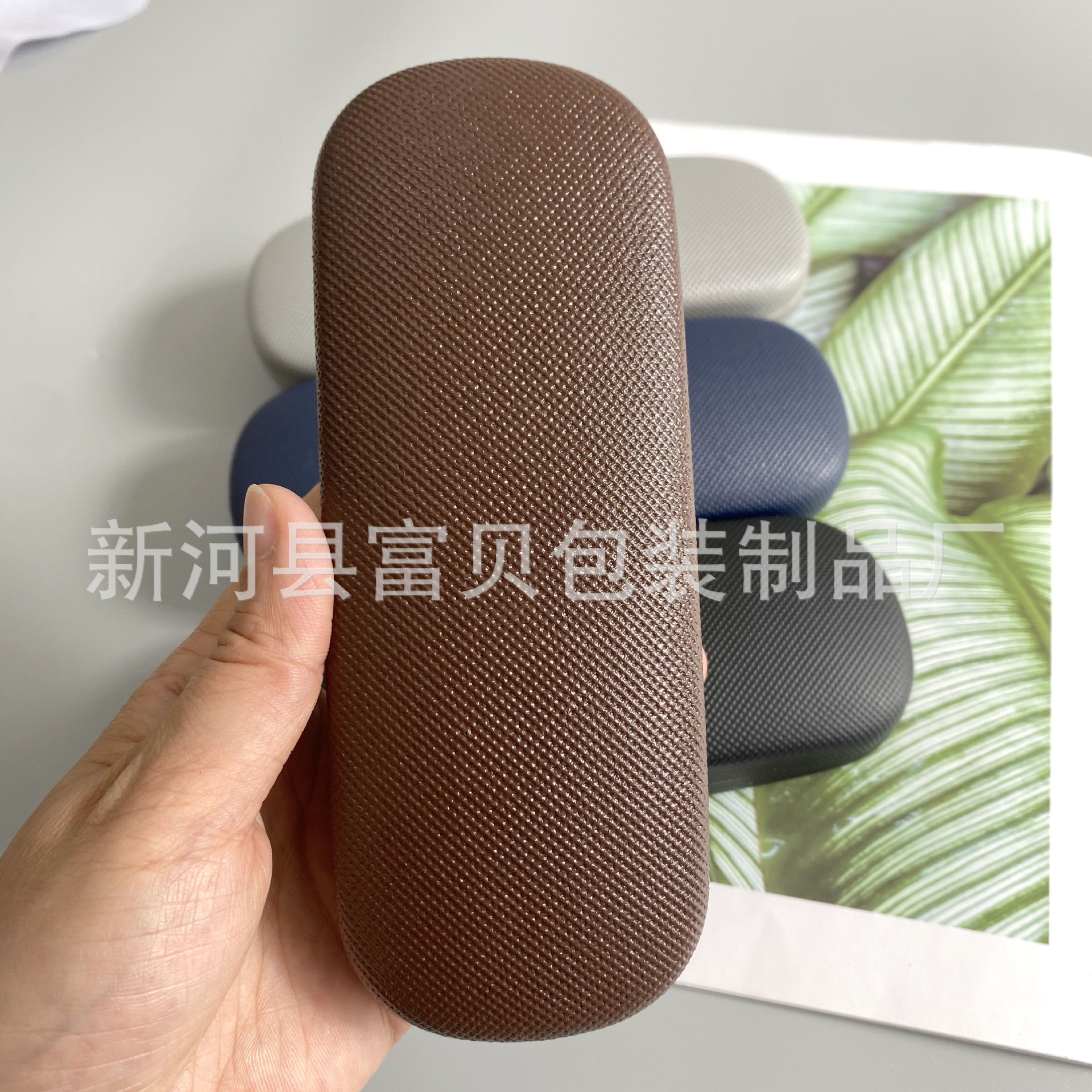 The leather glasses box, the iron box, which is pure anti-pressure student peri-vision mirrors, and the old mirrors, which receive a general optical wholesale.