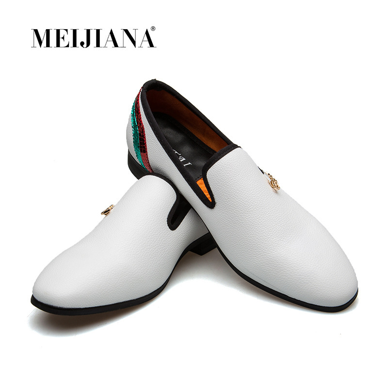 In the fall and winter, the new Korean-style fashion-headed soft-skinned man rose by the breath of a young man in his leisure business shoes.