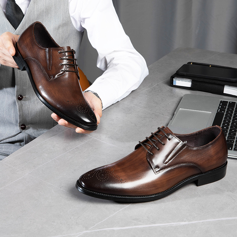Handicraft-colored man-skin-skin-head-skin-skin sculpting business is putting pig-skin shoes in the bottom of skate-proof rubber shoes.