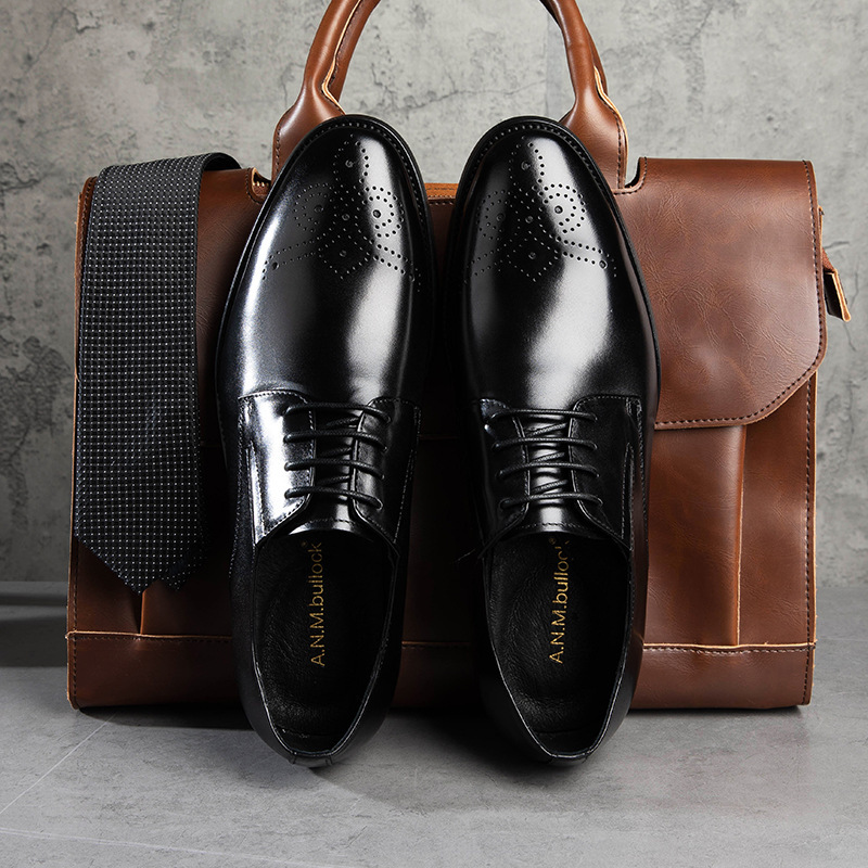 Handicraft-colored man-skin-skin-head-skin-skin sculpting business is putting pig-skin shoes in the bottom of skate-proof rubber shoes.